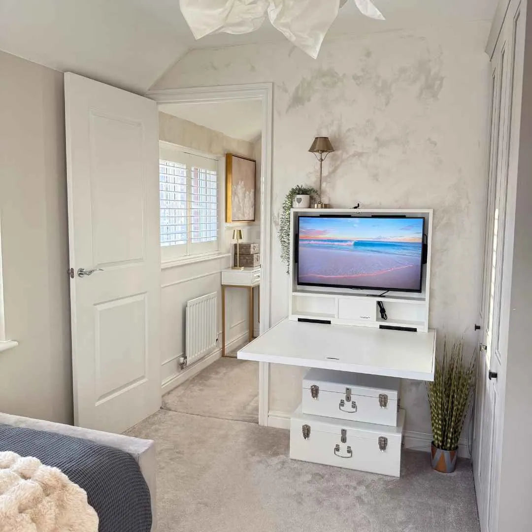 Open white DropTop Single 32 in a bedroom, its monitor showing a beach scene.